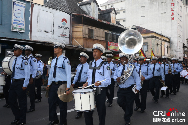 荷兰警方：新年庆祝活动充满“混乱和暴力” 超200人被捕